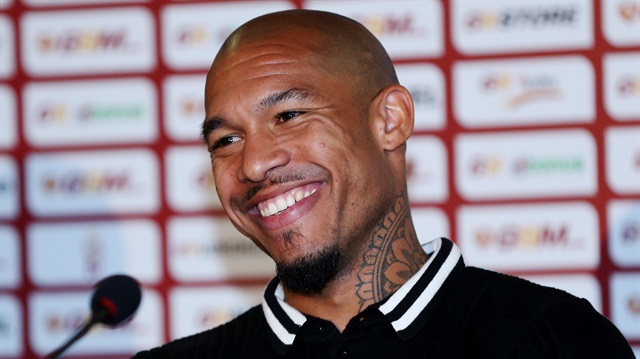 Galatasaray'ın yeni transferi Nigel de Jong, forma numarasının sırrını imza töreninde açıkladı.