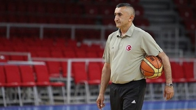 Kariyerine 1983 yılında Nişantaşıspor'da yardımcı antrenör olarak başlayan Aziz Akkaya, sırasıyla İstanbulspor, A Milli Kadın Basketbol Takımı, BOTAŞ Spor ve Edirnespor'un yanı sıra, Beşiktaş'ta 24 yıl görev yapmıştı.
