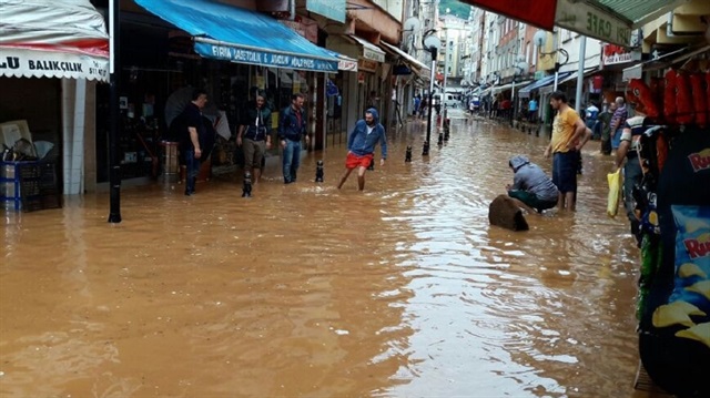 Rize'nin Fındıklı ilçesinde etkili olan sağanak yağış sonrası birçok köy ve mahalleye ulaşılamıyor.