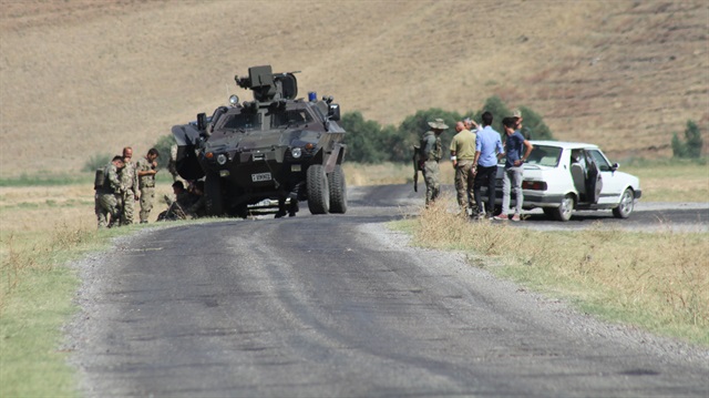 Yaralanan askerlerden birinin ameliyata alındığı, diğerinin tedavisinin ayakta sürdüğü öğrenildi. 