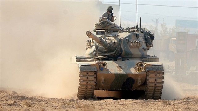 Sınırda konuşlu bulunan 5 tank daha Cerablus'a geçecek. 