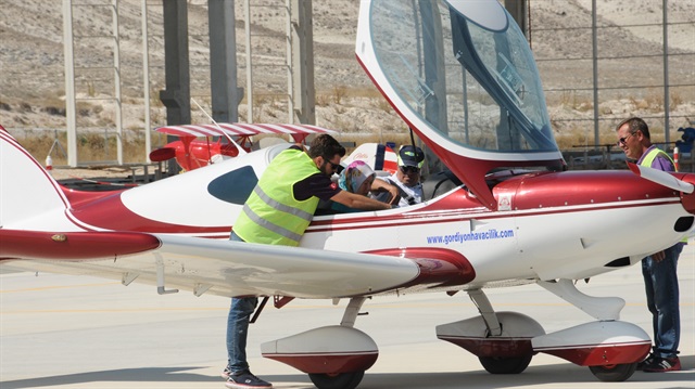 Uçmayan Köy Kalmasın Projesi ile yaklaşık 15 dakika havada turlayan Yeşil Köy sakinlerinden 70 kişi uçuş keyfi yaşadı. 