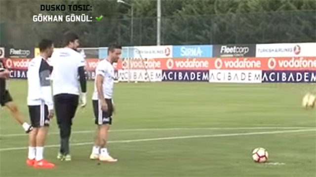 Beşiktaş'ta Gökhan Gönül ile Dusko Tosic penaltı atışlarında kozlarını paylaştı.
