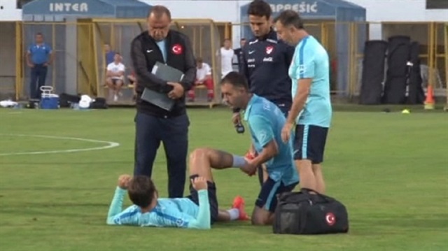 Fatih Terim, saha kenarında tedavisi yapılan sağ bek oyuncusu Ahmet Oğuz'un (Gençlerbirliği) yanına giderek, durumu hakkında bilgi aldı.