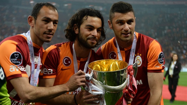 Galatasaray'da Burak Yılmaz'la başlayan ayrılık furyasına bu transfer döneminde Umut Bulut da katıldı. Sarı kırmızılılarda Selçuk İnan'ın da takımdan ayrılabileceği ve Çin'e transfer olabileceği iddia ediliyor.