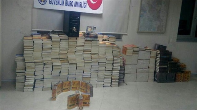Operasyonda FETÖ elebaşının yazdığı bin 500 kitap da ele geçirildi. 
