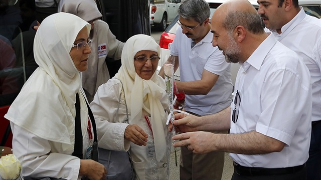 Hacı adayları Mekke'de yetkililer tarafından çiçeklerle karşılandı.