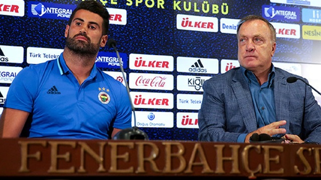Hollanda basını milli takımdaki görevinden ayrılıp Fenerbahçe'nin başına geçen Dick Advocaat'ı sert bir şekilde eleştirdi. 