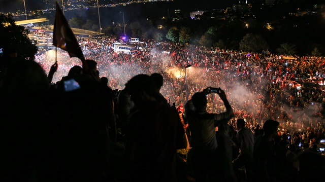 15 Temmuz Şehitler Köprüsü'nde toplanan on binler, FETÖ darbe girişimini protesto etmişti. 