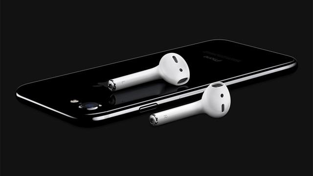 Apple'ın kablosuz kulaklığı AirPods, tasarım anlamında hali hazırda kullanılan EarPods'a oldukça benziyor.