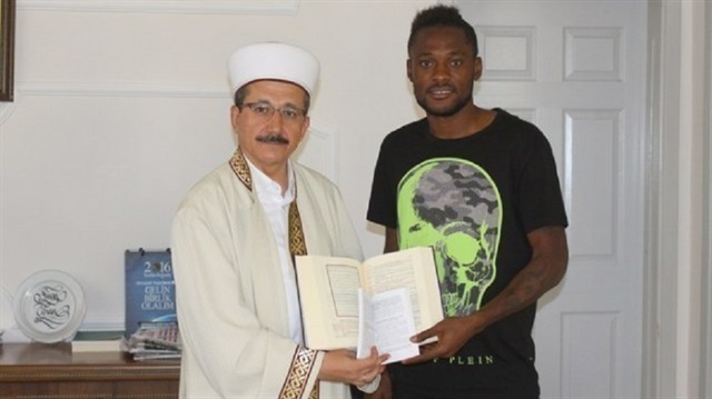 Manisaspor'un Kongolu futbolcusu Constantin Christ Olsen Bakaki, Manisa İl Müftülüğü’nde düzenlenen ihtida töreninde Müslüman oldu.