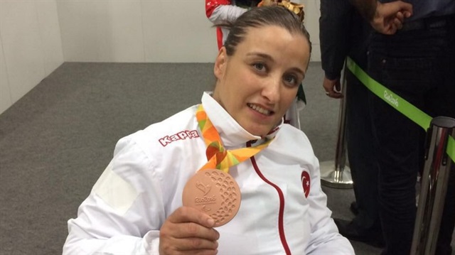 Kadınlar atıcılık branşında milli sporcu Ayşegül Pehlivanlar, bronz madalyanın sahibi oldu.