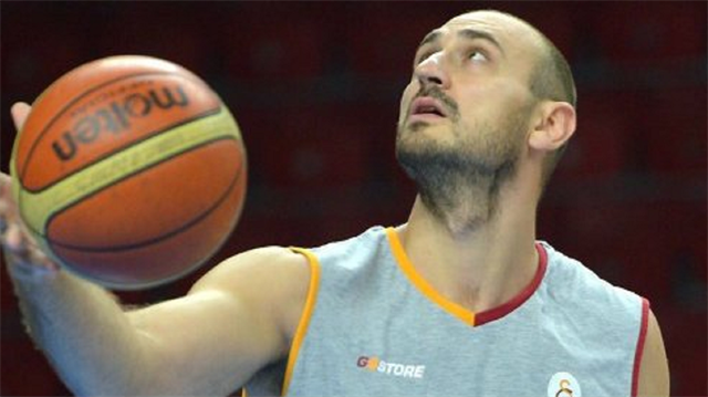 Galatasaray Odeabank Erkek Basketbol Takımı'nın deneme sözleşmesi yaptığı ve kamp sırasında dizinden sakatlanan Nenad Krstic, basketbolu bırakma kararı aldı.