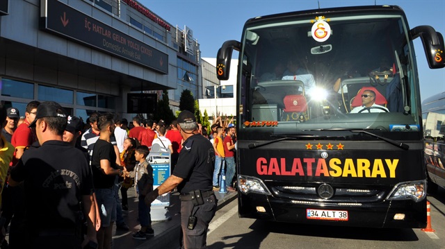 Galatasaray'ın 28 yaşındaki kalecisi Cenk Gönen'in yokluğunu fark etmeyen takım otobüsünün şoförü, kapıları kapatıp hareket etti.