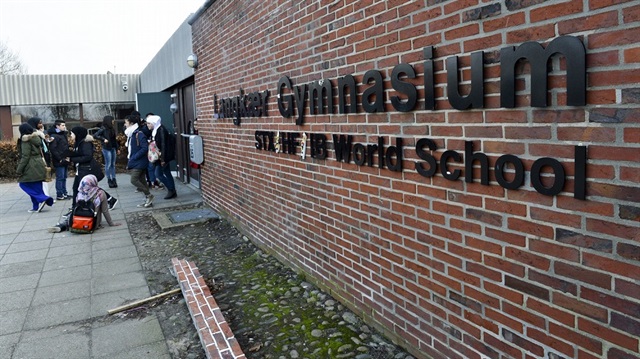 Langkaer Gymnasium lisesinde sınıflar etnik kökene göre ayrıldı.