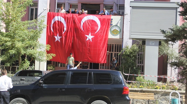 Kayyum atanan Hakkari Belediyesine dev Türk bayrakları asıldı. 