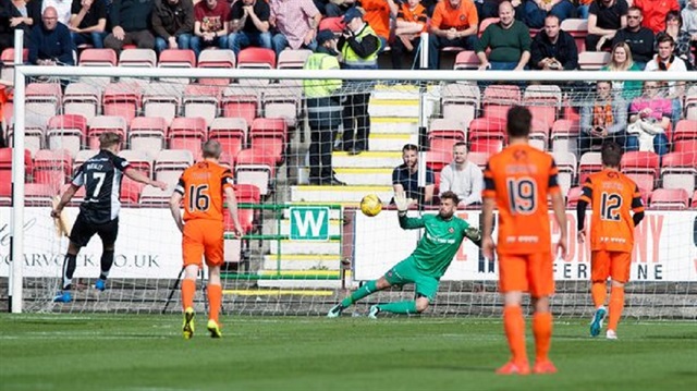 Dundee United'ın kalesini koruyan Cammy Bell, 9'uncu 25'inci ve 32'inci dakikada toplam 3 penaltı kurtardı.