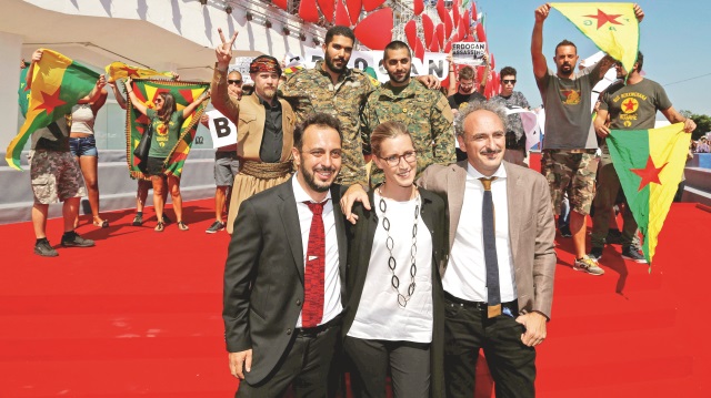 Terör örgütü PKK'nın propagandasının yapıldığı filmin oyuncuları ve yönetmeni kırmızı halıda yürüdü. Bazı terör yandaşları ise Cumhurbaşkanı Erdoğan'ın aleyhinde pankart taşıdı.