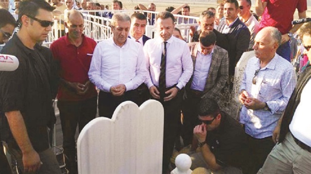 Ailesinin mezarını ziyaret eden Mehdi Eker'e Diyarbakır Valisi Hüseyin Aksoy ile yüzlerce kişi eşlik etti.