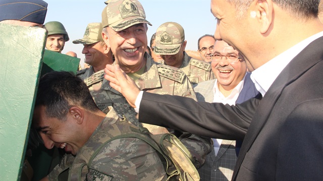 Genelkurmay Başkanı Hulusi Akar, Fırat Kalkanı Harekatına katılan askerleri ziyaret etti. 