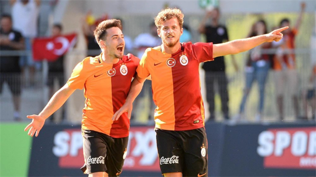 Galatasaray'ın genç golcüsü Berk İsmail Ünsal'ın (sağda) dirseği çıktı.
