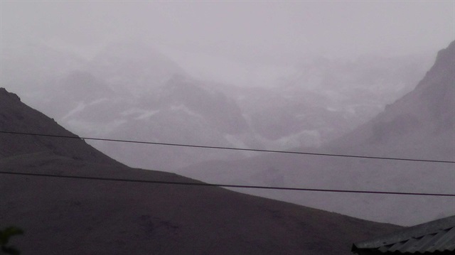 Munzur Dağları'nın yüksek kesimlerine kar yağdı. 