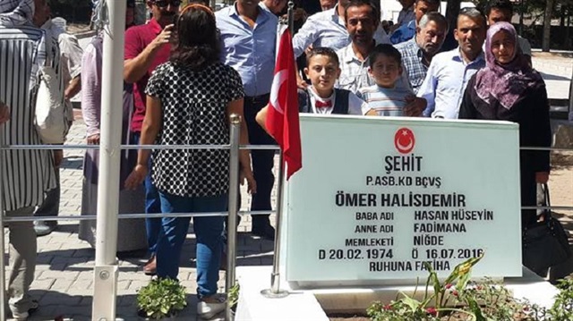 Şehit Ömer Halisdemir'in mezarını ziyaret edenler hatıra fotoğrafı çektirdi. 