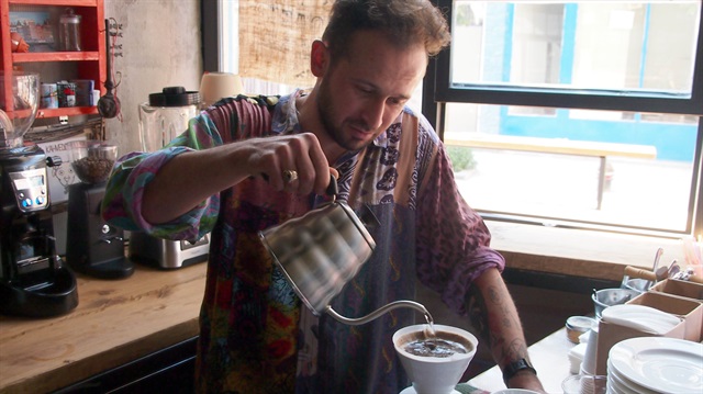 Eskişehir'de kafe işleten Rizeli işletmeci, yüzü asık müşteri görmemek için pazartesileri çalışmıyor.