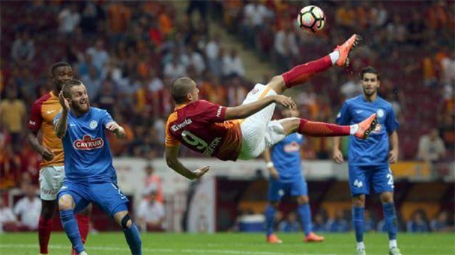 İsviçre basını, Galatasaray formasıyla muhteşem bir rövaşata golüne imza atan Eren Derdiyok'u manşetlerine taşıdı.