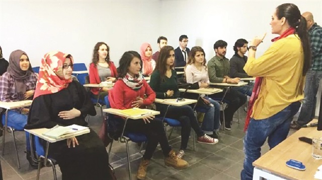 Sunucu Aynur Ayaz, 16 yıllık mesleki birikimini İstanbul Medya Akademisi'nde paylaşıyor.