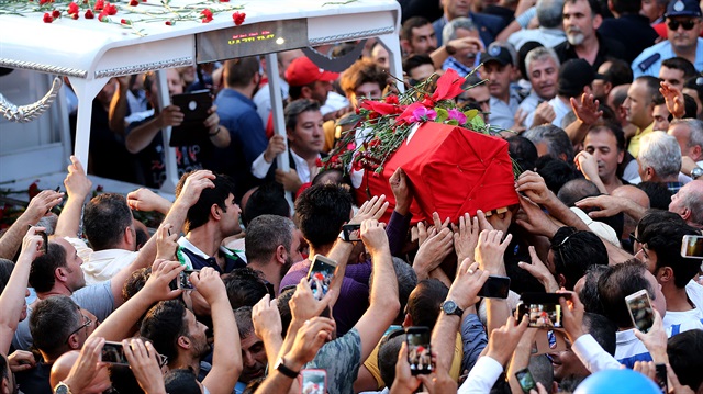 Akan'ın cenazesi Bakırköy İncirli Caddesi'nde vatandaşlarca oluşturulan kortej eşiliğinde mezarlığa getirildi.