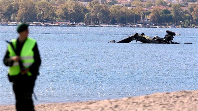 Helikopterin bulunduğu bölgede denizde ve karada çok sayıda silahlı askerin nöbet tuttuğu görüldü.