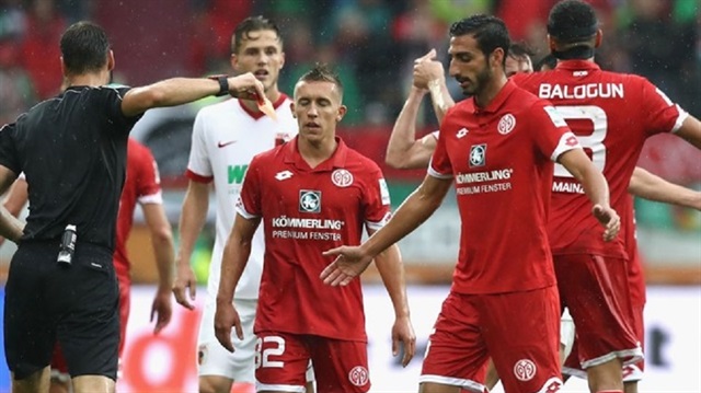Jose Rodriguez, Mainz 05 formasıyla çıktığı ilk Bundesliga maçında oyuna girdikten 5. dakika sonra kırmızı kart gördü.