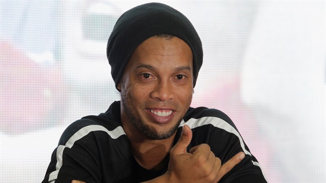 Ronaldinho, aralık ayında oynanacak bir dostluk maçı için tek maçlık kontrat imzaladı.