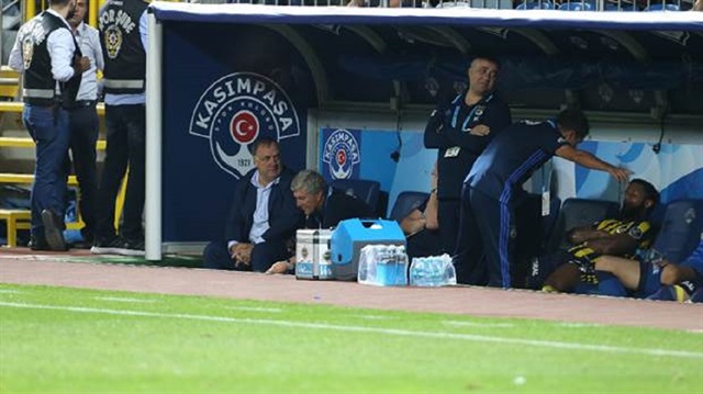 Fenerbahçe Teknik Direktörü Dick Advocaat, Kasımpaşa maçında oyundan aldığı Lens'i yardımcısı aracılığıyla uyardı. 