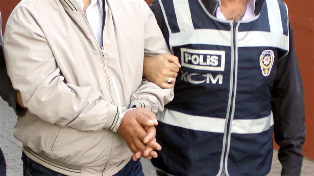 FETÖ soruşturması kapsamında Kırıkkale'de 4 kişi gözaltına alındı. Öte yandan hakkında gözaltı kararı bulunan bir iş adamı da yüklü miktarda para ile kaçarken yakalandı.