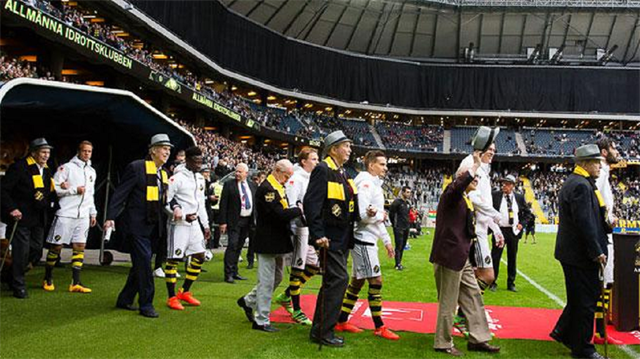 AİK kulübü futbol tarihinde bir ilki gerçekleştirerek, seremoniye yaşlı taraftarlarıyla çıktı.