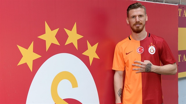 Galatasaray'ın Bursaspor'dan transfer ettiği Serdar Aziz eski kulübünden olan alacağı için yeşil beyazlı yöneticilerle görüşecek. 
