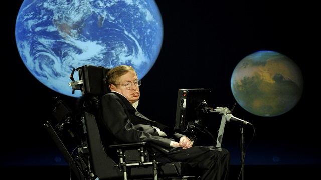 Ünlü fizikçi Stephen Hawking, uzaylılarla iletişim kurulması halinde yapılabilecekleri özetledi.
