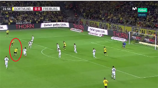 Borussia Dortmund Freiburg maçında ilk 11'de forma şansı bulan milli futbolcumuz Emre Mor, maçın 22'inci dakikasında çektiği harika şut direğe takıldı.