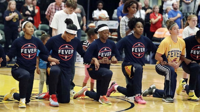 Amerikan futbolu oyuncusu Colin Kaepernick'in siyahi vatandaşlara yönelik ırkçı saldırılar nedeniyle başlattığı eyleme, WNBA'daki oyuncular da katıldı.