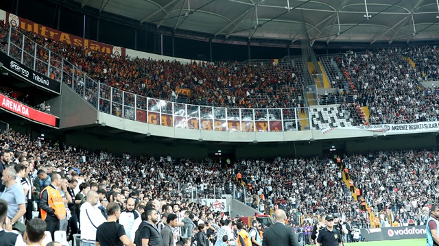 2011 yılında uygulamaya konulan deplasmana taraftar götürme yasağı, Beşiktaş-Galatasaray maçı ile sona erdi. Sarı-kırmızılı taraftarlar Vodafone Arena'da takımlarını tezahüratlarla destekledi.