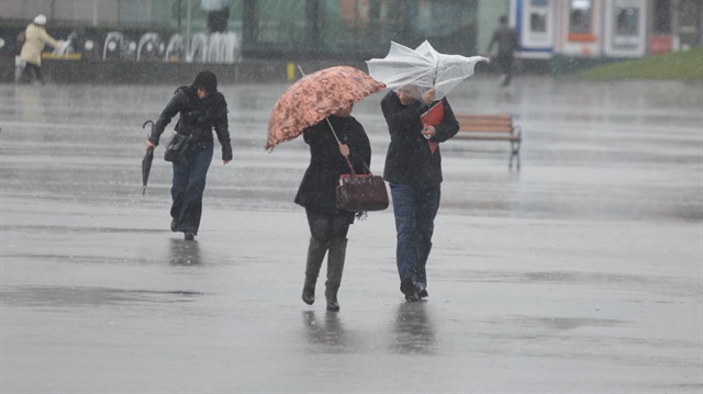 Meteoroloji Genel Müdürlüğü yarın için kuvvetli yağış uyarısında bulundu.  
