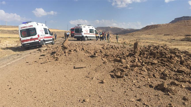 PKK'lı teröristlerce daha önceden döşenen patlayıcı, askeri aracın geçişi sırasında infilak ettirildi.