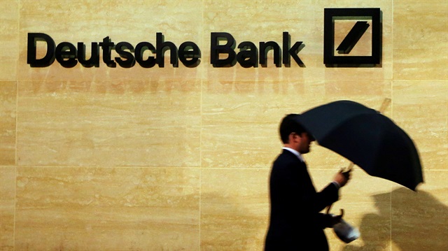 Deutsche Bank’ın hisseleri, sabah saatlerinde tarihi düşük seviyeye geriledi.