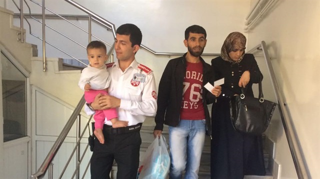 Suriyeli anne bulunduktan sonra bebeğini teslim aldı.