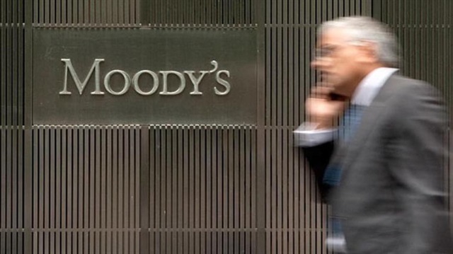 Moody’s 14 bankanın notunu düşürdü.  