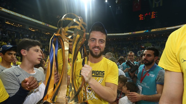 Takım kaptanı Melih Mahmutoğlu'nun sözleşmesinin uzatıldığı, Fenerbahçe'nin resmi internet sitesinden duyuruldu.