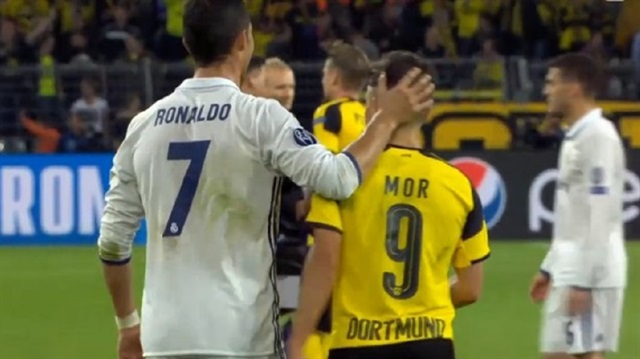 Cristiano Ronaldo, A Milli Takım'ın genç yıldızı Emre Mor'u Şampiyonlar Ligi maçından sonra tebrik etti. 