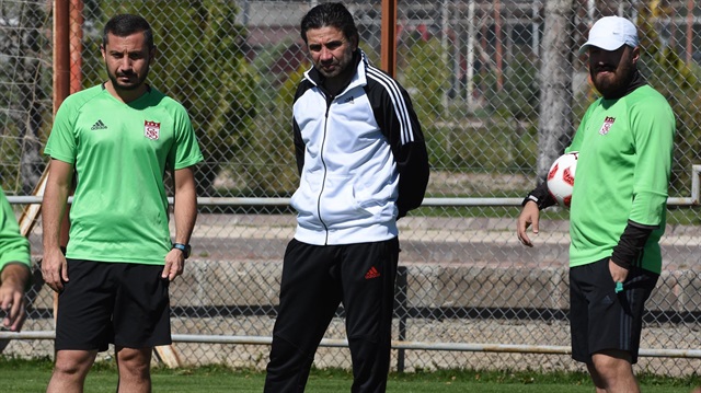 Sivasspor, 5 maçta 3 mağlubiyet, 1 galibiyet ve 1 beraberlik alan teknik direktör Osman Özköylü'yle yollarını ayırdı.